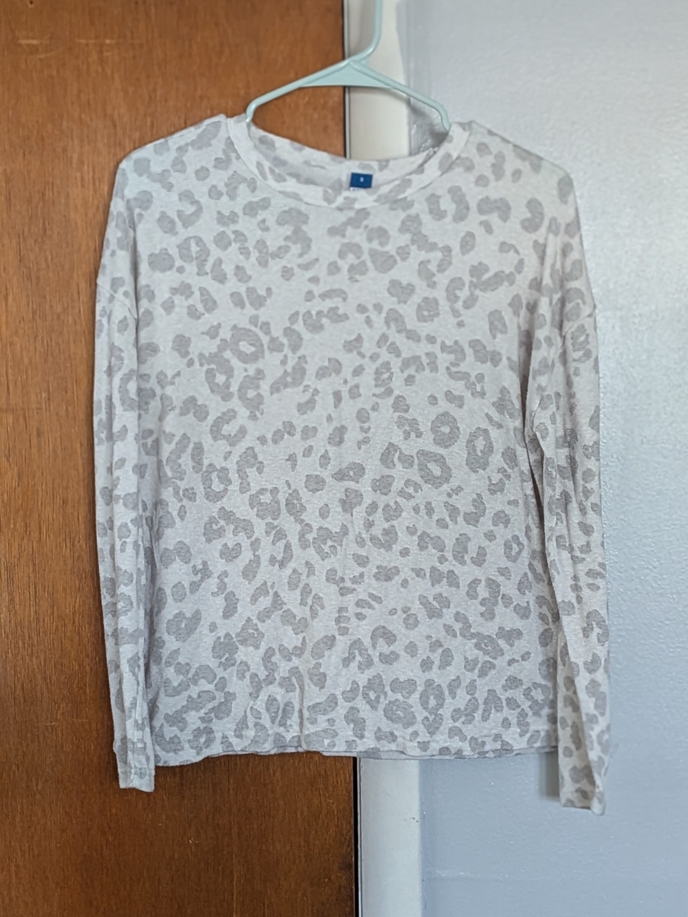 Woman's Old Navy Light Gray Leopard Print Long Sleeve Top. Size (S)